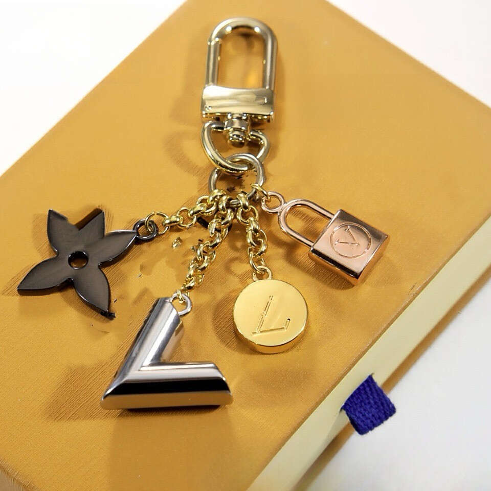 Designer's Wallet Trendy Brand 26SS High Quality Metal Flower Bag Popular Car Keychain Titanium Steel Pendant Coin Purses Style