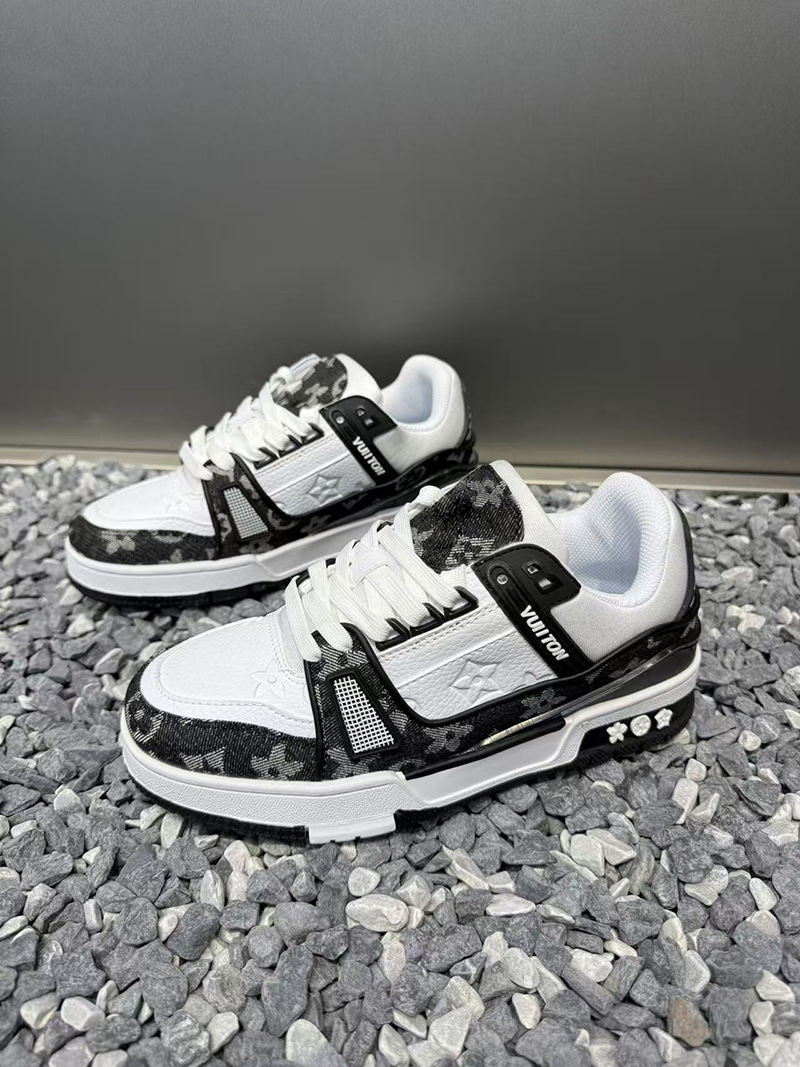 Men's Shoes 2025 Autumn New Large Casual Shoes Comfortable and Lightweight Sports Shoes Anti slip Breathable Trendy Men's Board Shoes