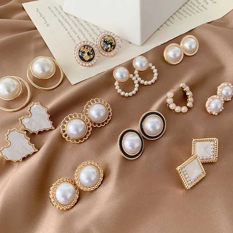 Korean Design Elegant Simulated Pearl Big Round Clip on Earrings Non Pierced Baroque Pearl Ear Clips for Women Jewelry Wholesale Z250408