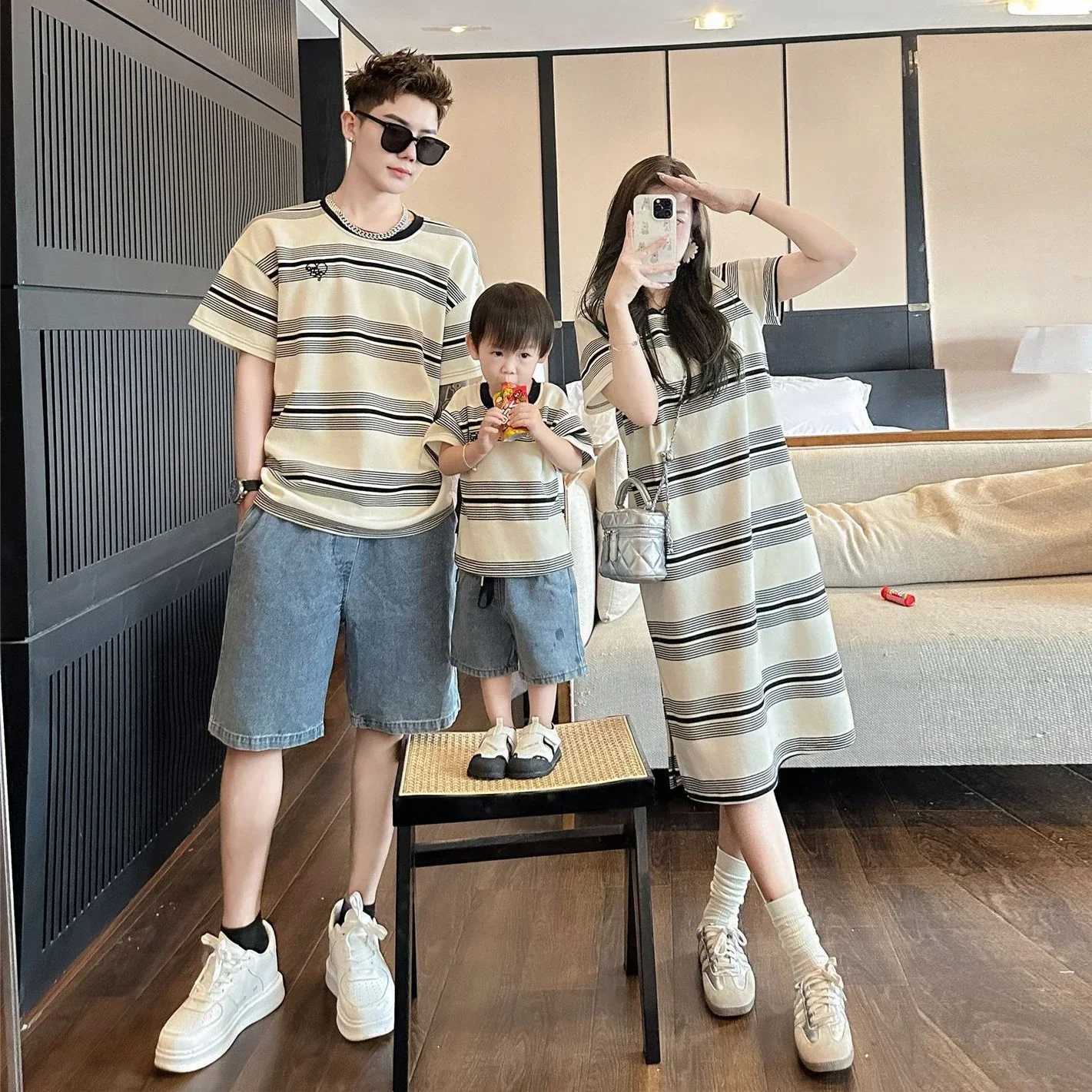 Family matching striped clothing Korean mother and daughter dress Korean father son T-shirt 2024 new baby bodysuit S2548