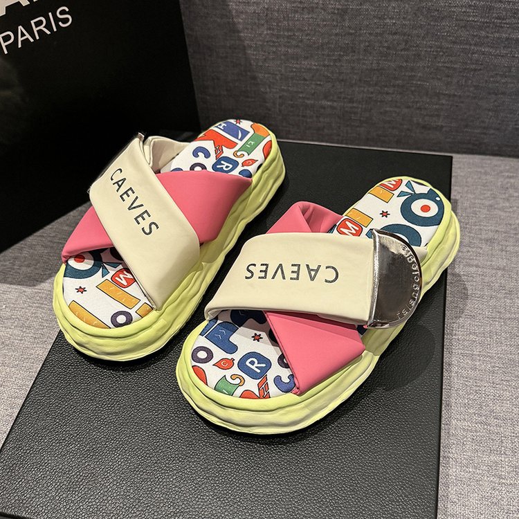 Ladies 2025 summer new fashion good-looking graffiti cartoon cute thick soles super soft flip-flops wear beach shoes