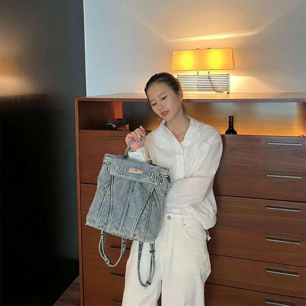 2025 New Fashionable Premium Retro Wash Denim Large Capacity Commuter Travel Bag Casual Backpack
