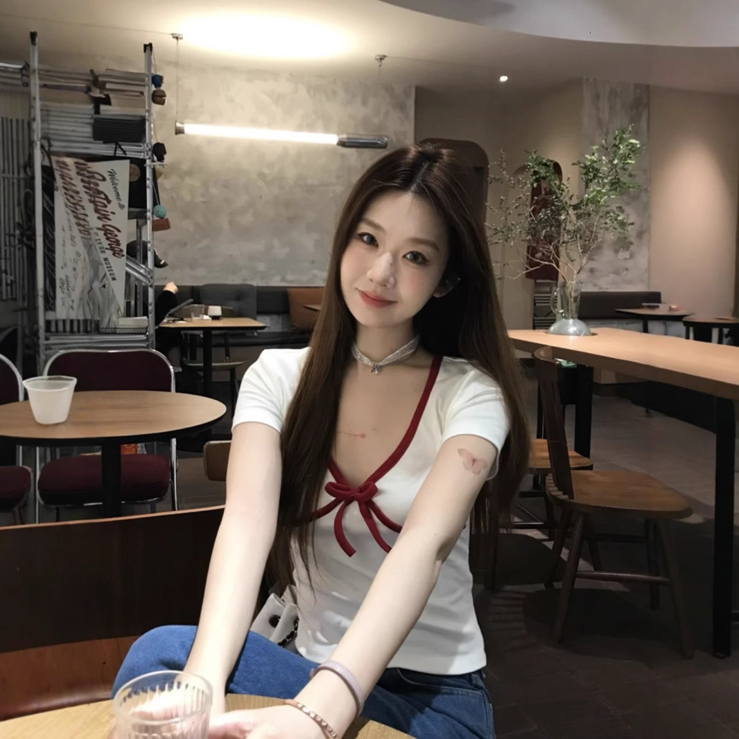 2025S Designer Women S T Shirt French BM Pure Desire V Neck Sleeved T Shirt For Women In The Summer Of New Waist Cinching Hot Girl Short Style Student