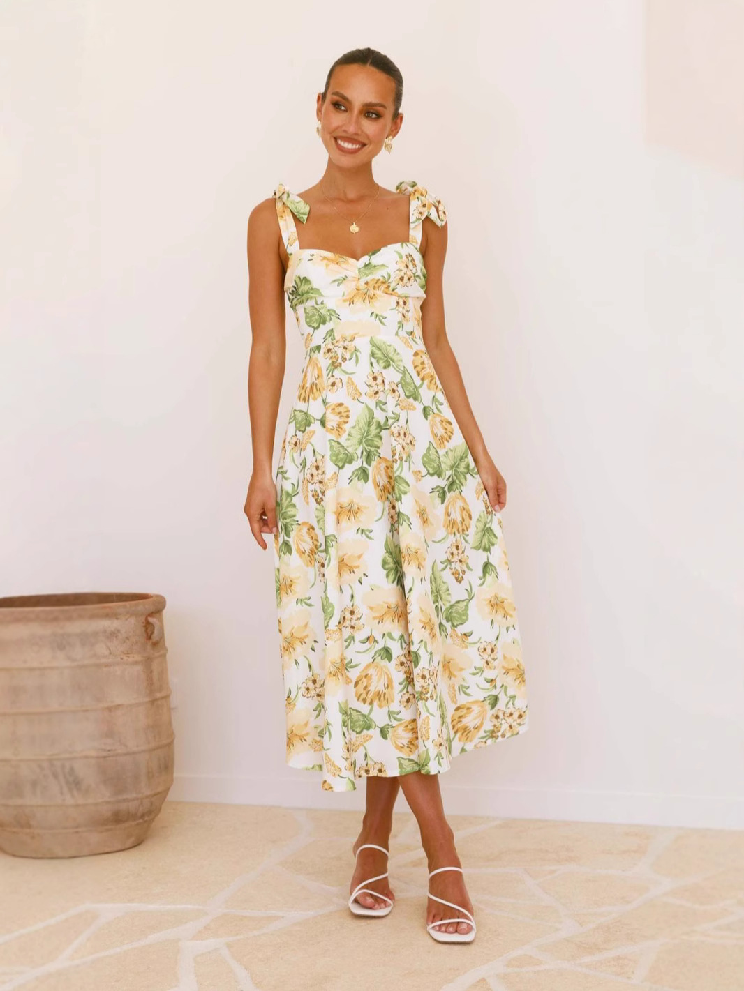 D45Elegant Women's Strappy Summer Dress - Fresh Print Design Ideal for Vacation Wear