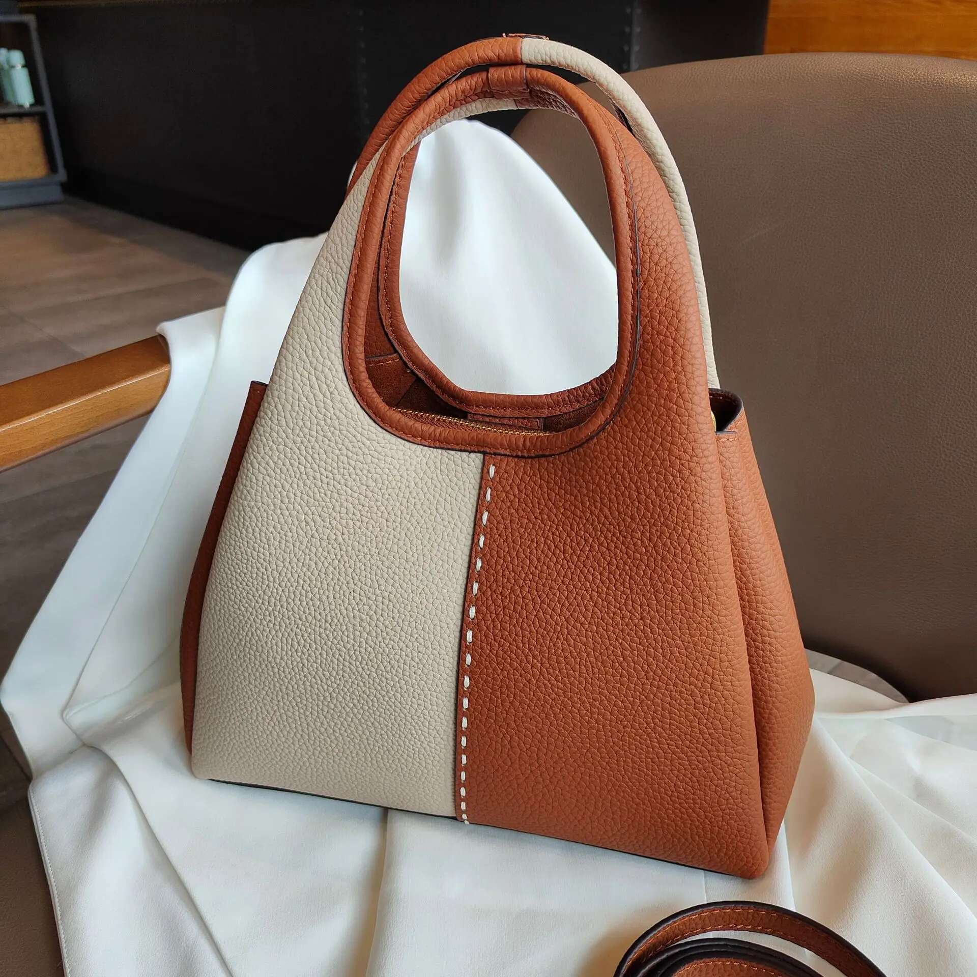 High-End Bucket 2024 New Fashion Versatile First Layer Cowhide Soft Leather Color Block Ladies Bag