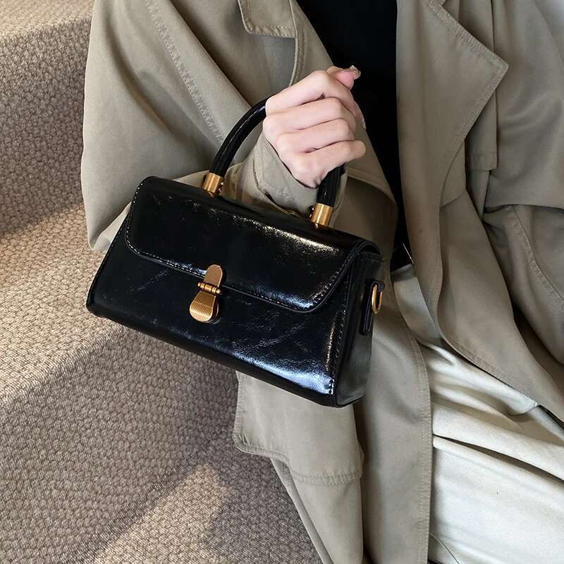 Women S Patent Leather Small Flip Handbag Can Be Worn On One Shoulder And Cross Body
