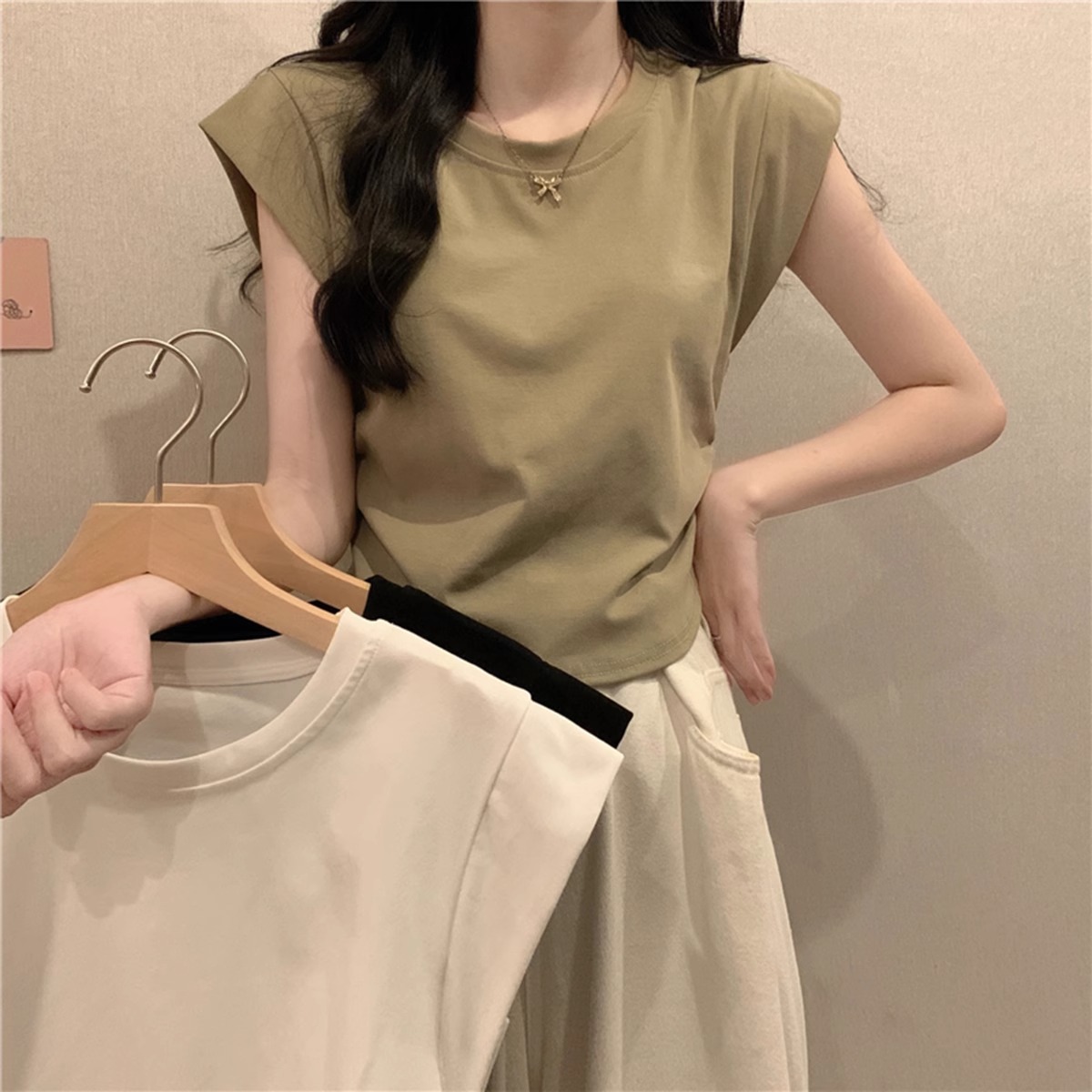 2025S Designer Women S T Shirt Shoulder Slimming Sleeved T Shirt For Women In Summer With Design Sense Of Small Fly Sleeves Pleats And A Waist Cinchin