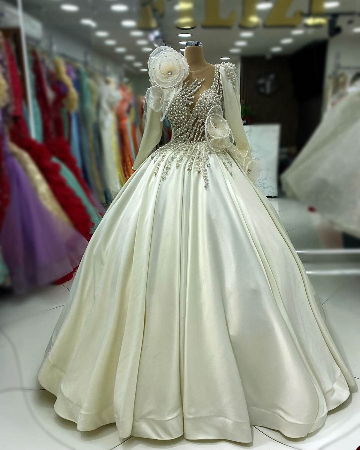 Crystals Gorgeous Ball Gown Wedding Dresses Shining Sequins Appliques Pearls Chapel Gown Backless Custom Made Plus Size Bridal Gown Vestidos De Novia