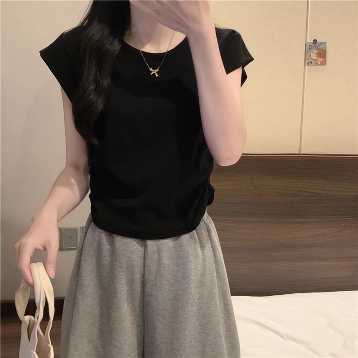 2025S Designer Women S T Shirt Shoulder Slimming Sleeved T Shirt For Women In Summer With Design Sense Of Small Fly Sleeves Pleats And A Waist Cinchin