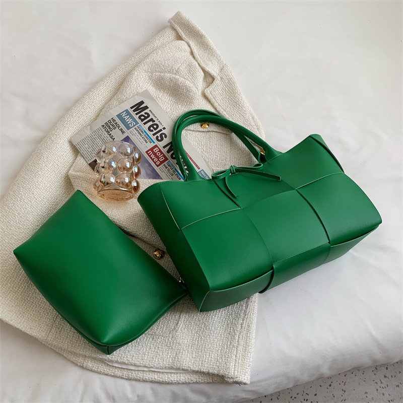 Small-batch designed large-capacity one-shoulder bag for women 2025 spring and summer style fashionable woven bag ins commuter tote bag