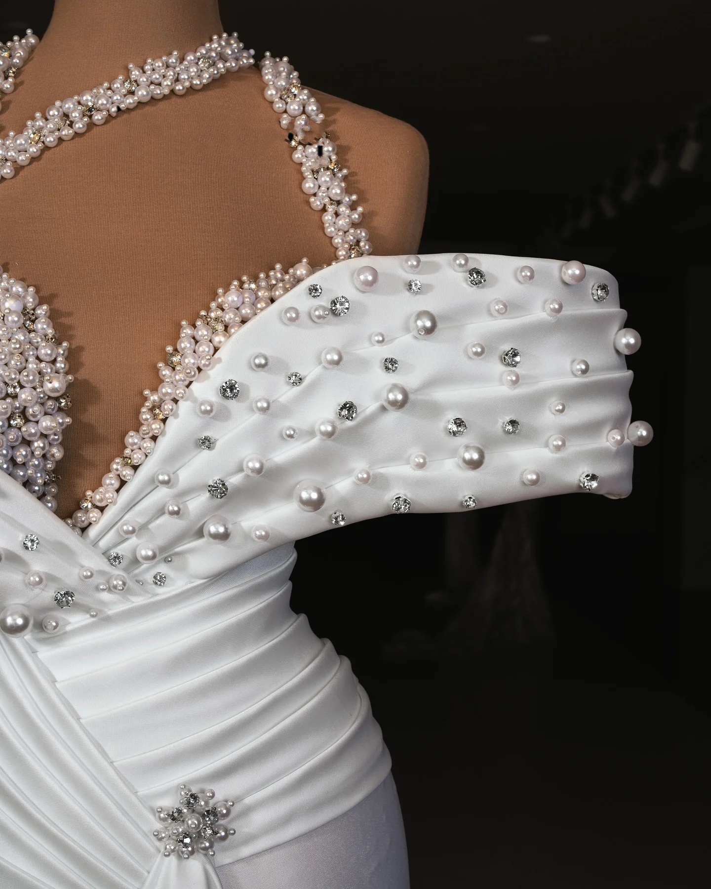 Elegant Evening Dresses Sheer Neck Sleeveless Gown Pearls Beaded Crystal Sweep Train Dress Party Customized Dress
