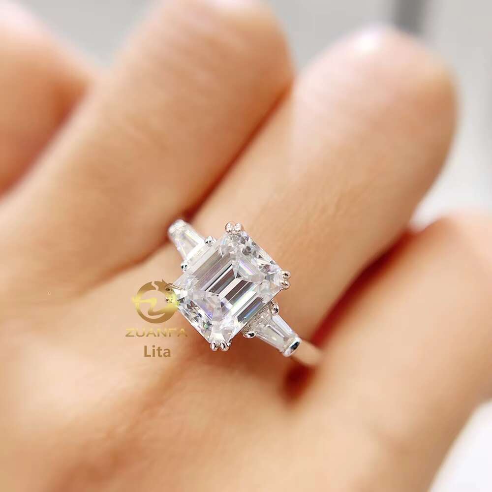 Hot Selling Three Stones 18k White Gold Emerald Cut Diamond 3ct Moissanite Engagement Ring for Women