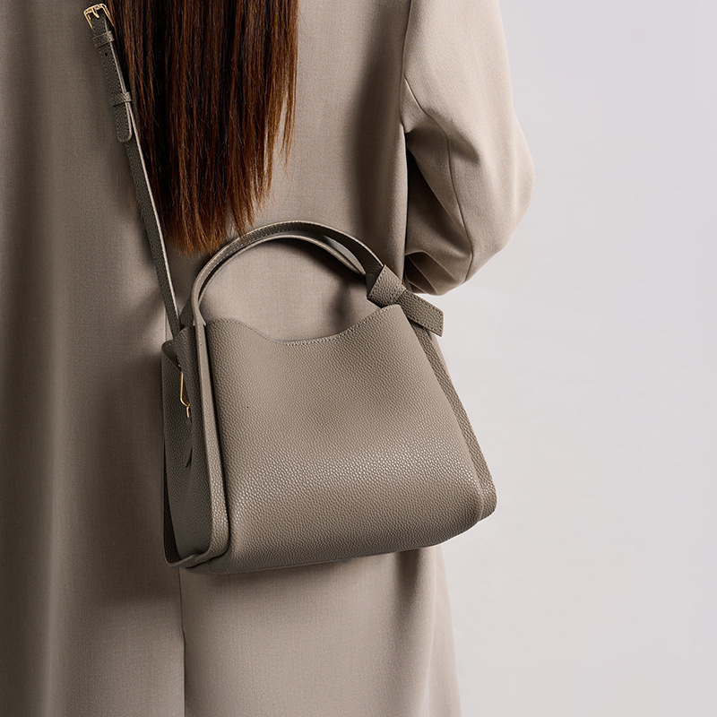 Designer Leather Versatile Minimalist Brown Black Large Magnetic Snap Buckle Luxury Bag Women Party The Beach Durable Adjustable Strap