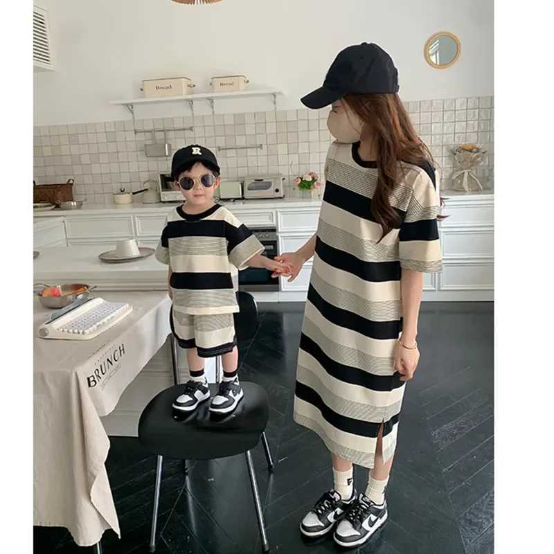 Mom Dad and Son/Daughter Match Clothes Set for Summer Children Boys and Girls Two Piece Dad T-shirt Womens Dress for the Whole Family S2548