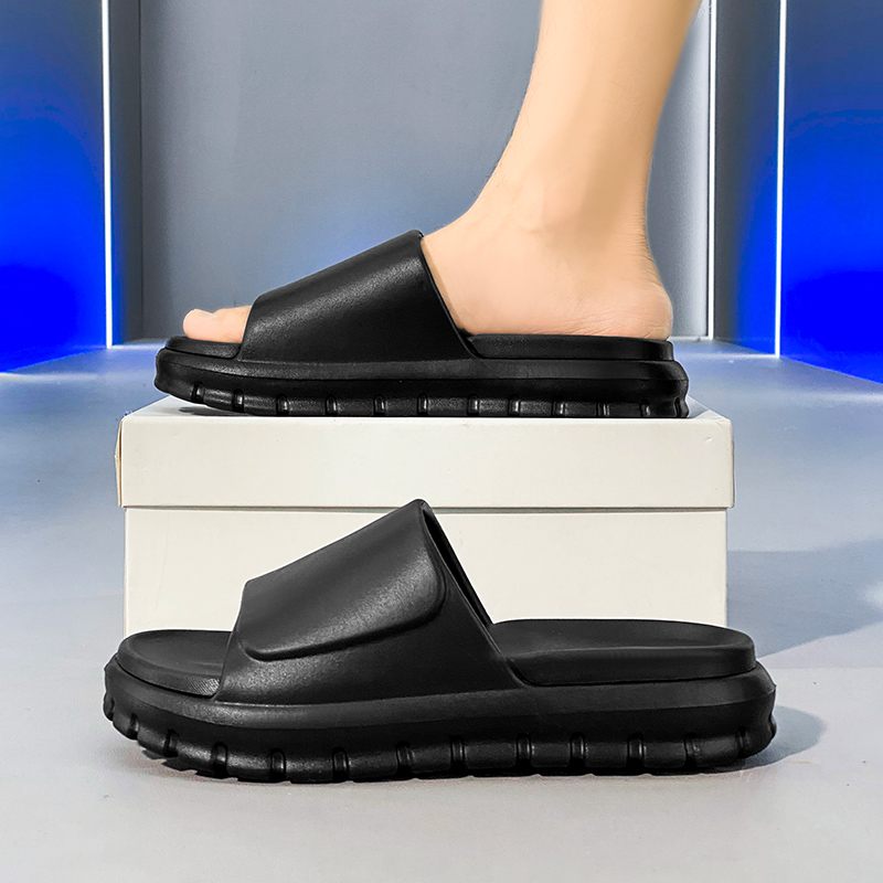 fashionable Large size slippers for men in summer comfortable, lightweight, breathable beach slippers sandals 36-45
