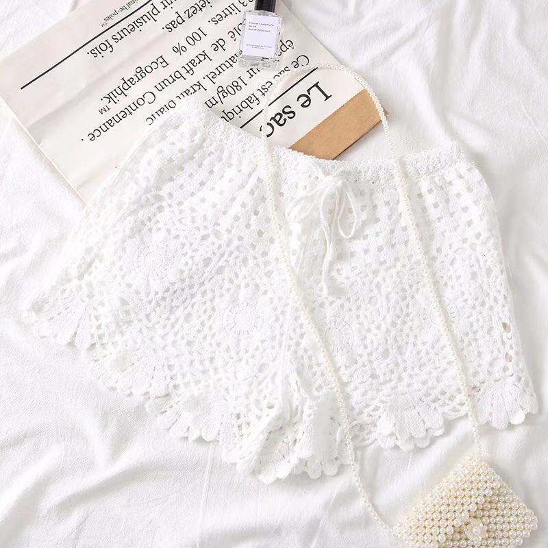 2025S Women s Designer Shorts Knitted Hook Flower Hollow Leisure Lace Hot Pants Sexy Hollow Safe Loose Bottom Pants Outdoor Beach Pants