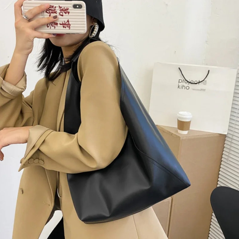 leather handbag for womens casual wild womens homeless handbag large capacity shoulder bag for girls simple messenger bag for women 250408