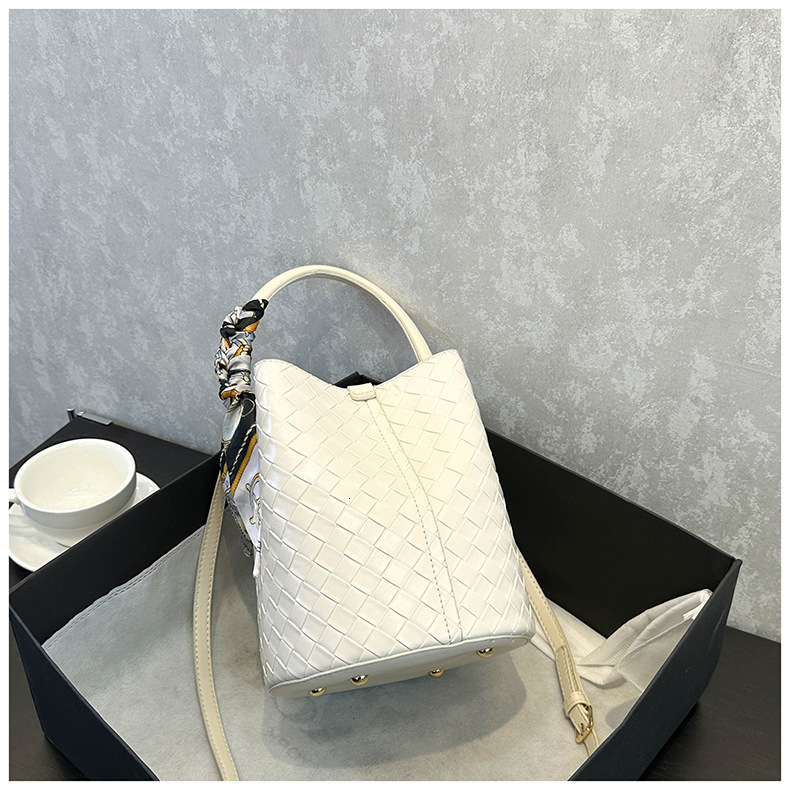 2025 New Women's Designer Bag Fashion Texture Woven Bucket Large Capacity Commuter Single Shoulder Handheld Women's Rail Cross Bag Money
