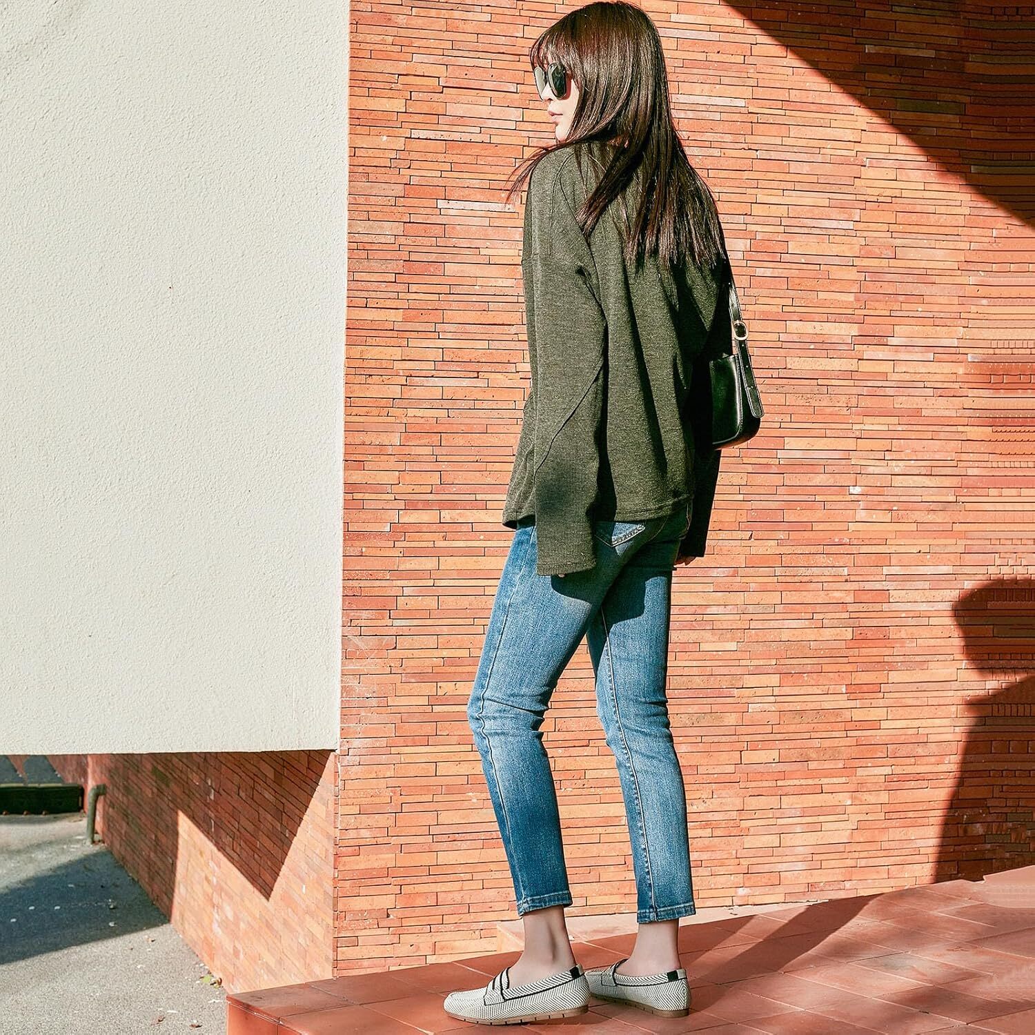 Ladies' loafers are comfortable, fashionable, casual, and work flat shoes. They are lightweight, breathable, and can be worn as knitted walking s