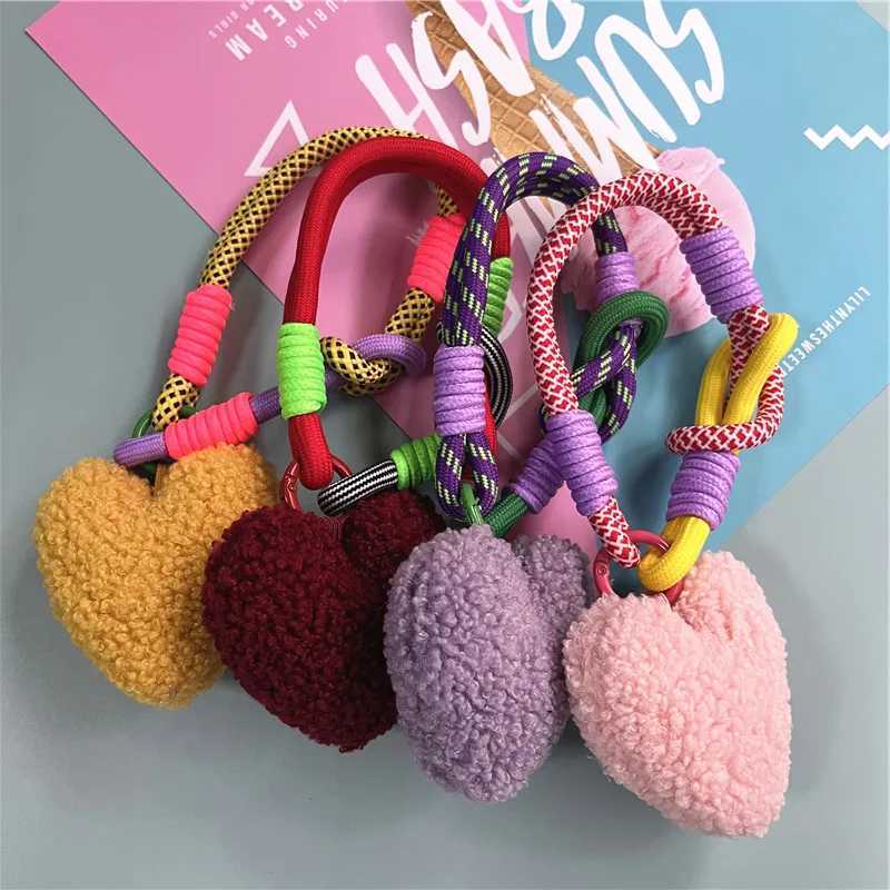 Car keychain heart-shaped plush keychain colorful lanyard bag keychain Accor fashion wrist Str leak proof pendant keychainXJ250409