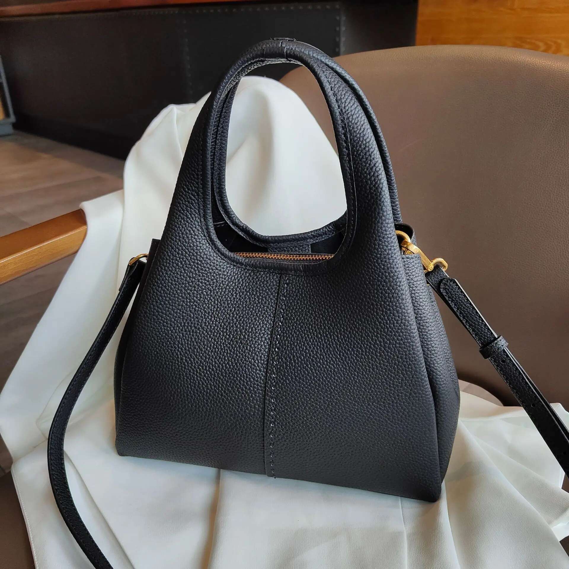 High-End Bucket 2024 New Fashion Versatile First Layer Cowhide Soft Leather Color Block Ladies Bag