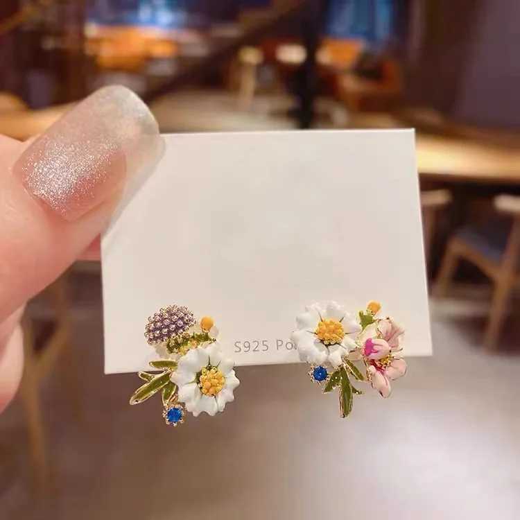 Sweet Cute Flowers Daisy Earrings for Women Simple Jewelry Accessories Korean Fashion Summer Chrysanthemum Stud Earrings Party Z250408
