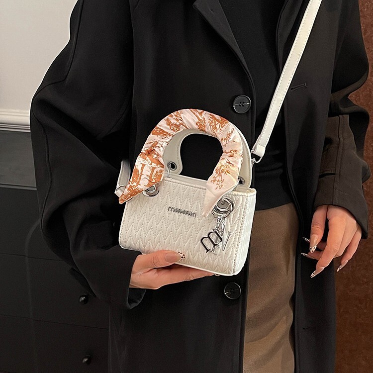 2025 Lingge hot Embroidered Thread Women's Spring/summer New Fashion Single Shoulder Slant Handbag Wallet Outdoor Designer Bag