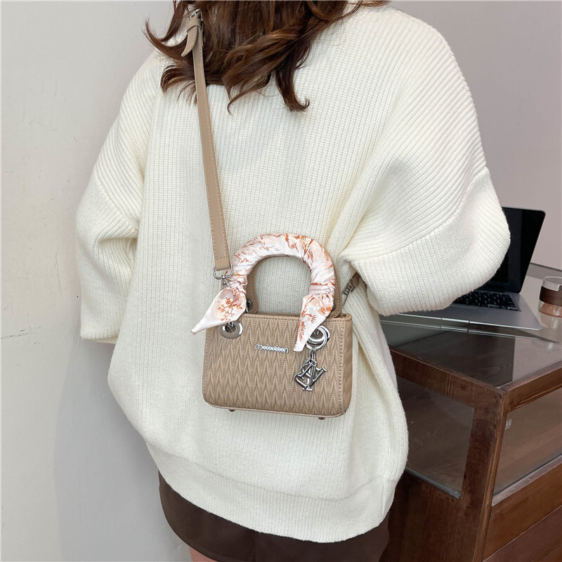 2025 Lingge hot Embroidered Thread Women's Spring/summer New Fashion Single Shoulder Slant Handbag Wallet Outdoor Designer Bag