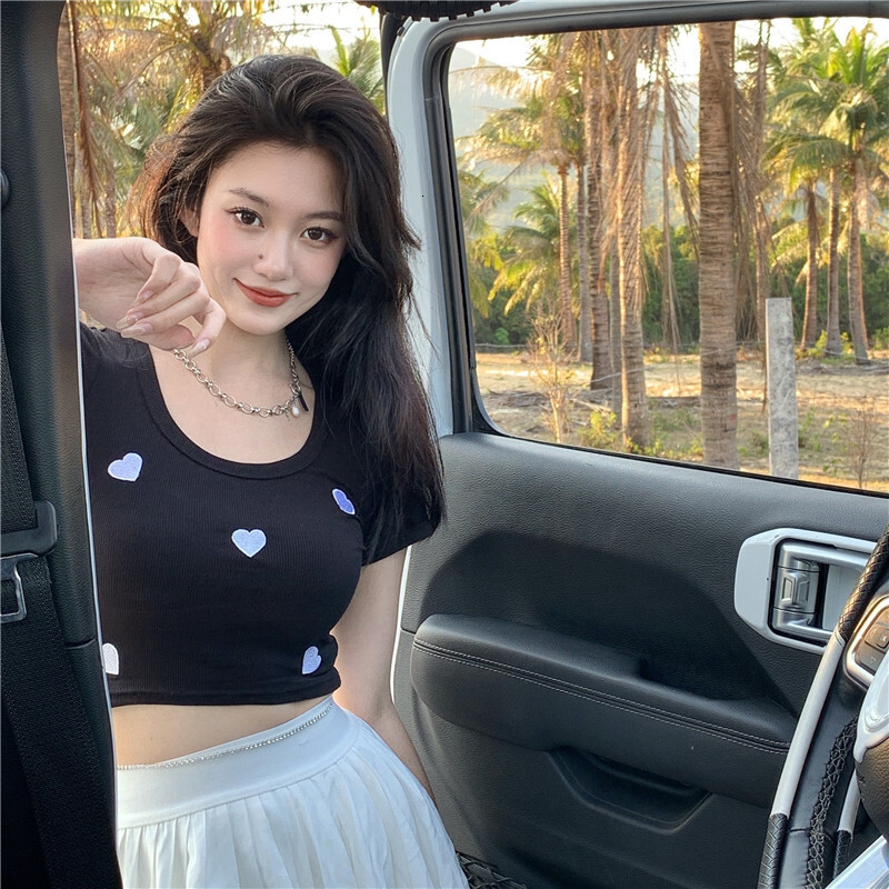 2025S Designer Women S T Shirt Knitted Thread Love Embroidered Sleeved T Shirt For Women S Spicy Girl High Waist Slim Fit Summer New Underlay Short To