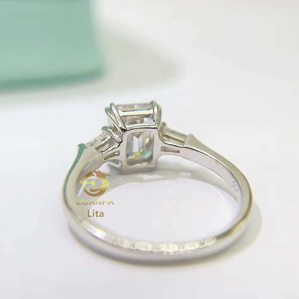 Hot Selling Three Stones 18k White Gold Emerald Cut Diamond 3ct Moissanite Engagement Ring for Women