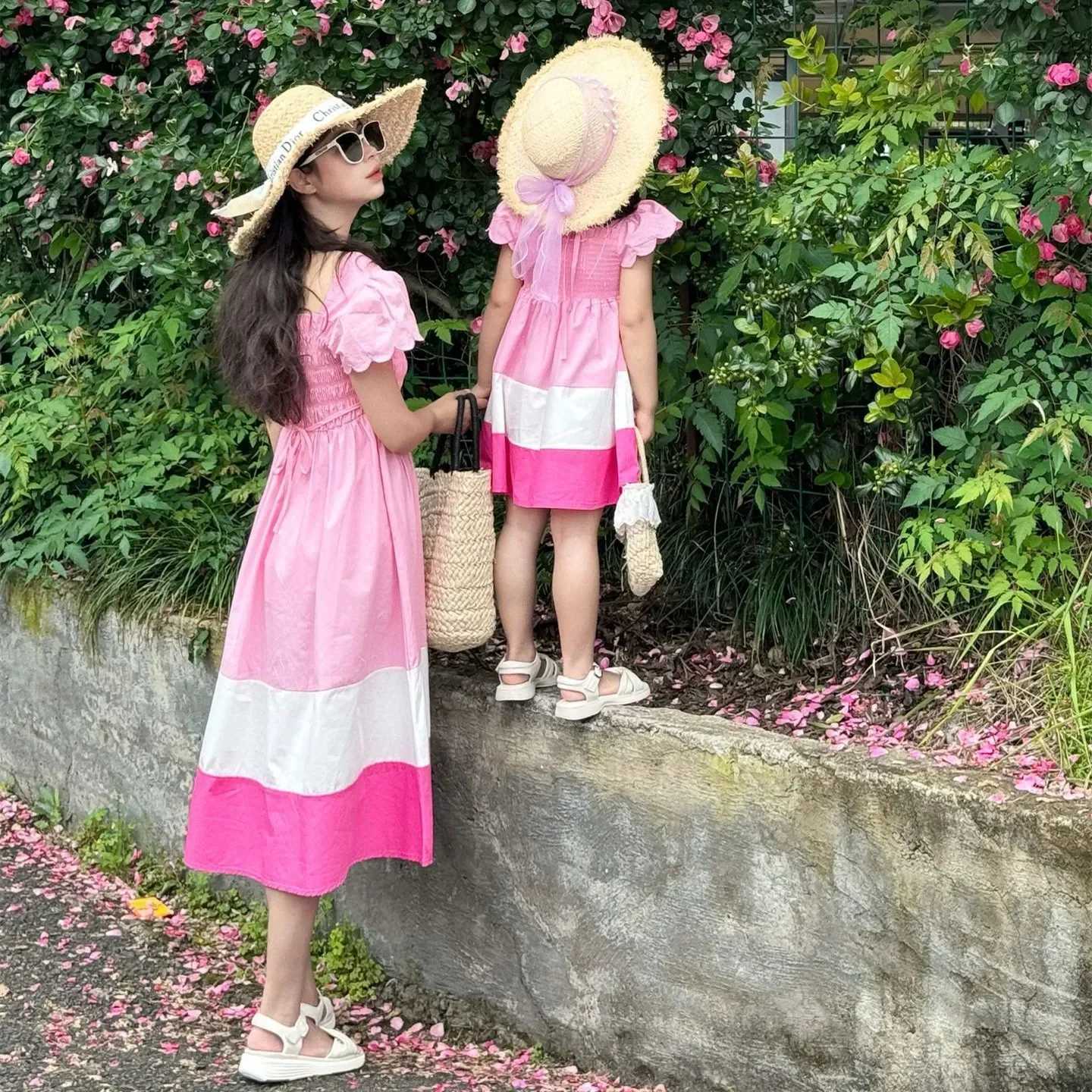 2025 Holiday Pink Smoked Dress Vacation Mom Baby Girl Dress Korean Parents Children Equality Clothing Vestidos Mother Daughter Match S2548