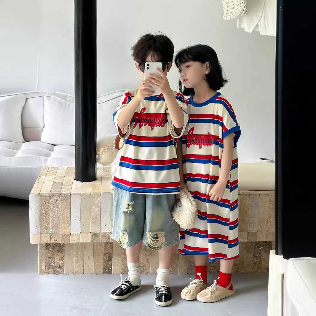 Childrens Brother and Sister Dress Summer 2024 New Boys Colorful Striped Short Sleeve Girls Medium to Long T-shirt Skirt Brother and Sister Dress S254