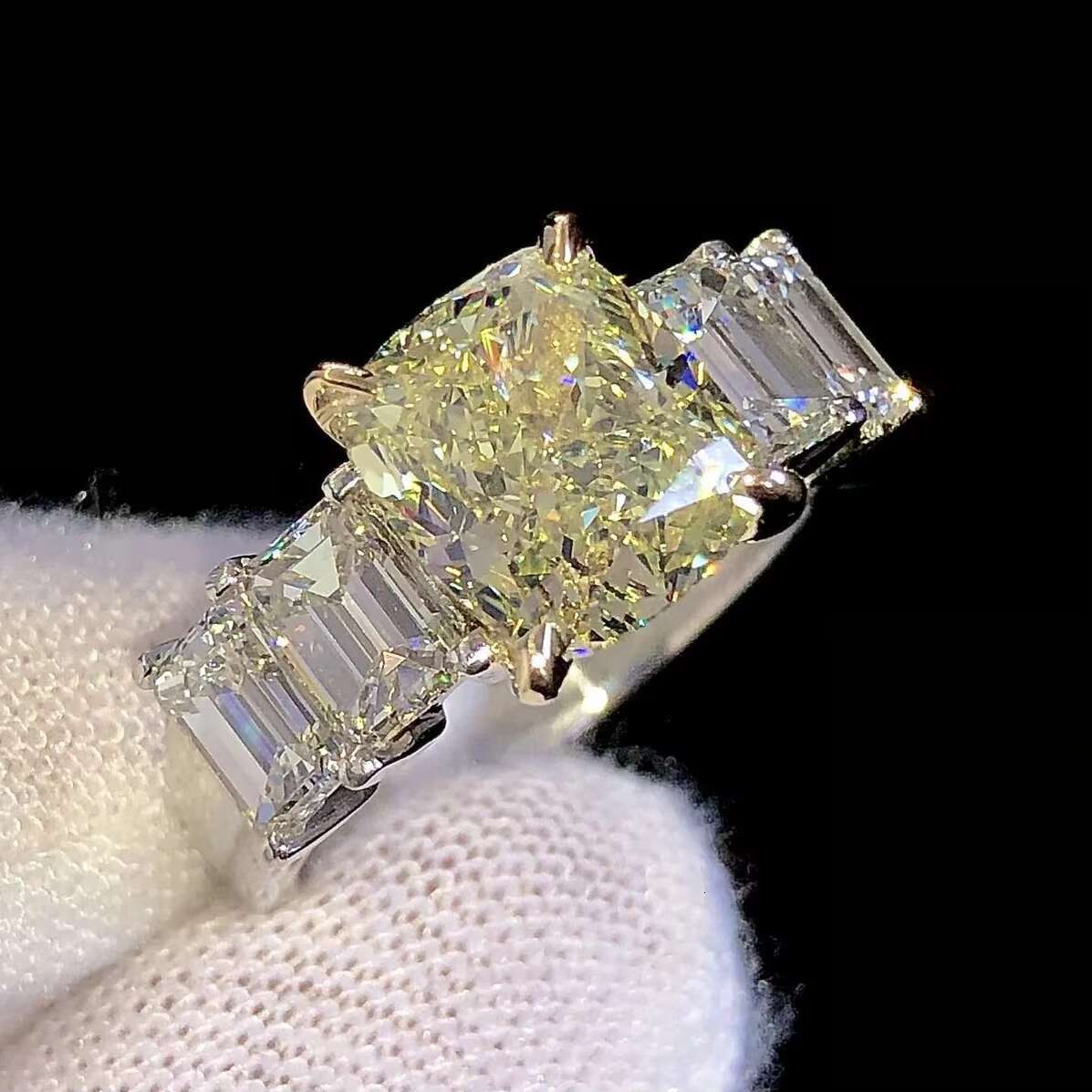 New Trendy White Gold S925 Silver 10K 14K 18K Solid Gold High Quality Vivid Yellow Color Moissanite Diamond Engagement Rings