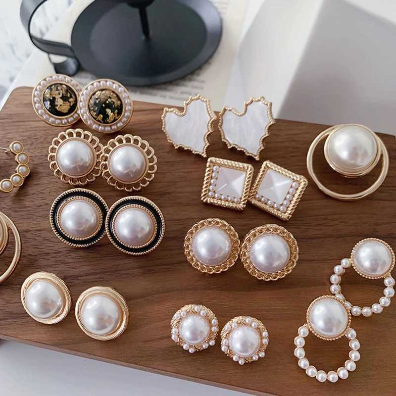 Korean Design Elegant Simulated Pearl Big Round Clip on Earrings Non Pierced Baroque Pearl Ear Clips for Women Jewelry Wholesale Z250408