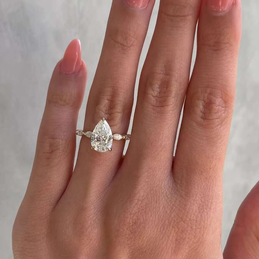 2025 Custom Pure 18-Karat Yellow Gold 4ct Pear Cut 8x12mm Dcolor VVS Moissanite Diamond Three Claws Solitaire Ring