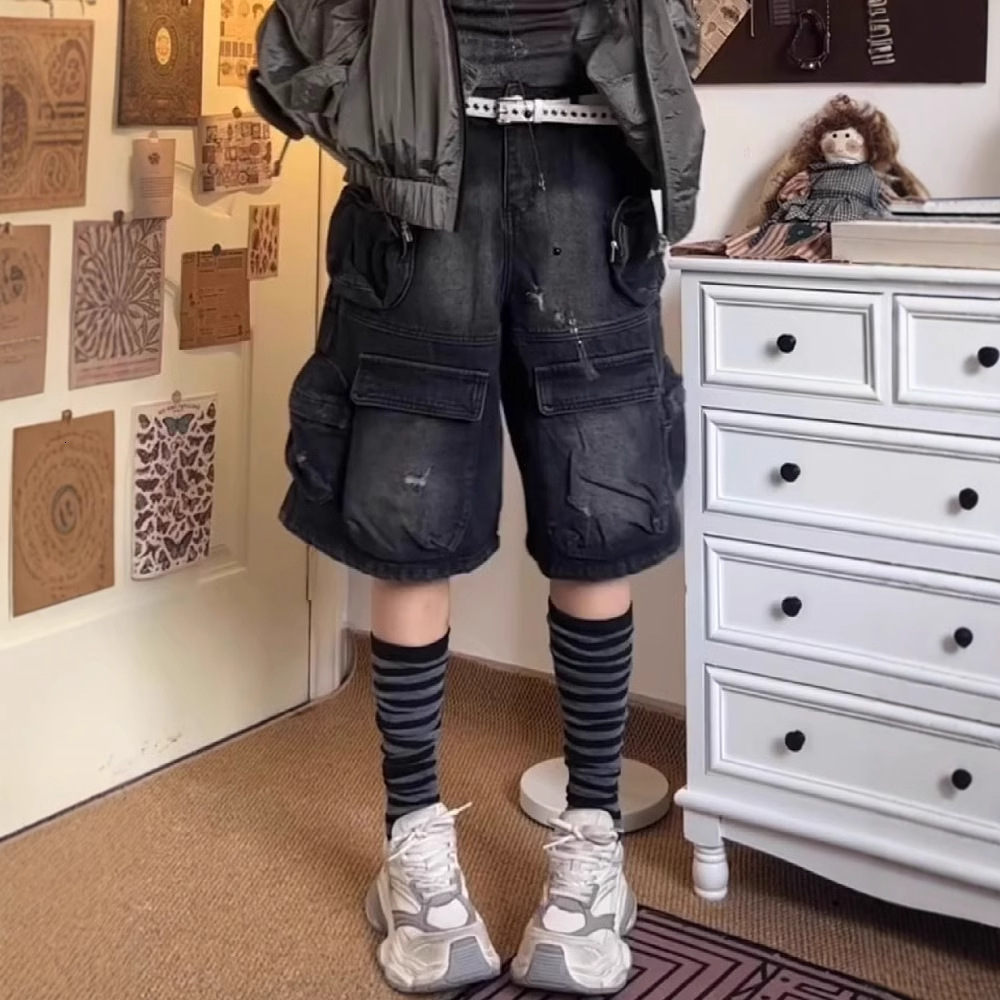 2025S Women s Designer Shorts Street Water Washed Multi Pocket Denim Shorts Loose Fit Wide Leg Pants Hot Pants Beach Pants