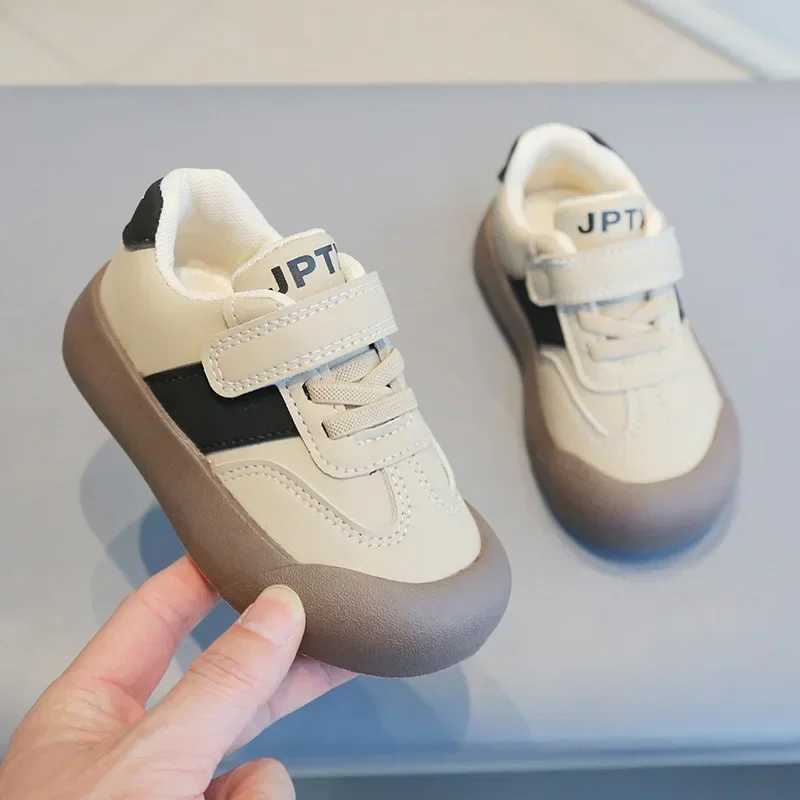 Baby sports shoes with anti slip soft sole boys and girls walking shoes toe cover anti kick 2025 new fashion childrens training shoes X250409