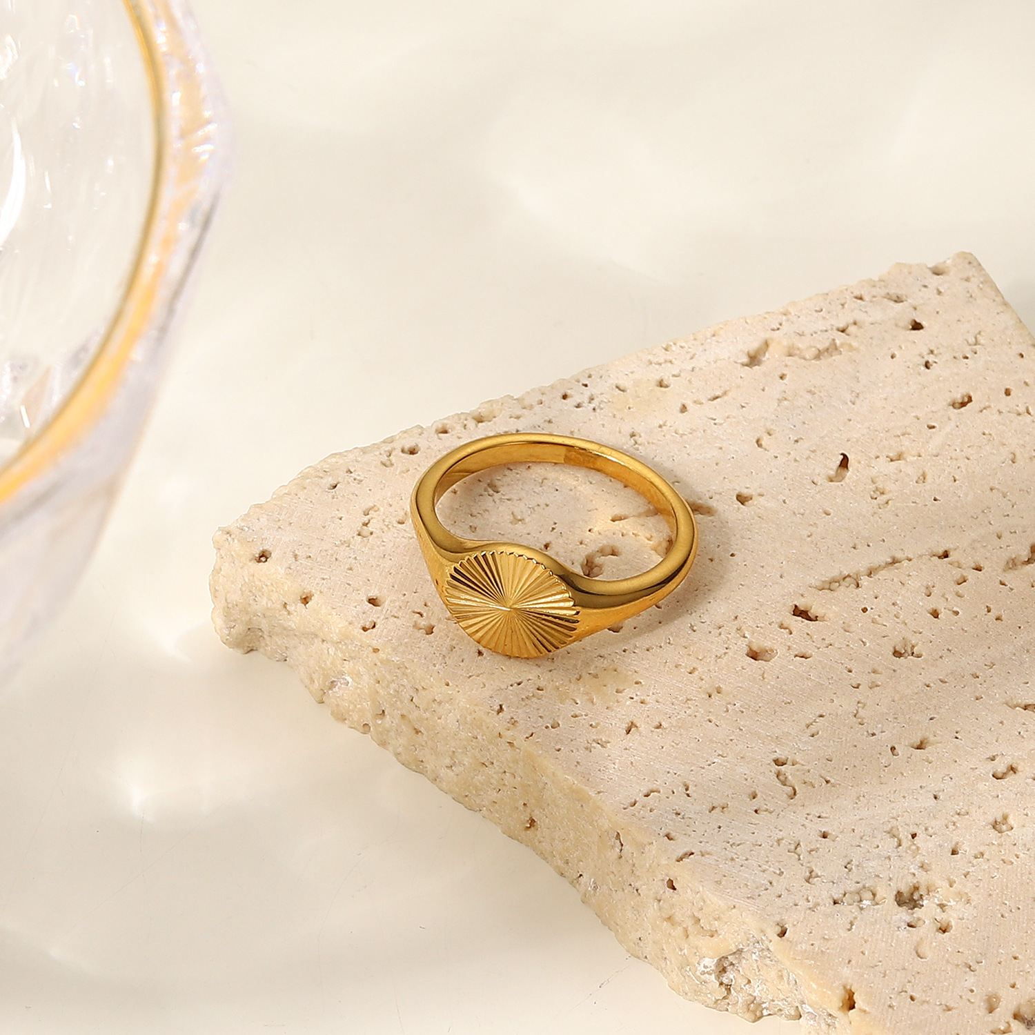 Ins style simple and fashionable carved stainless casting ray gold-plated flower shaped titanium steel ring