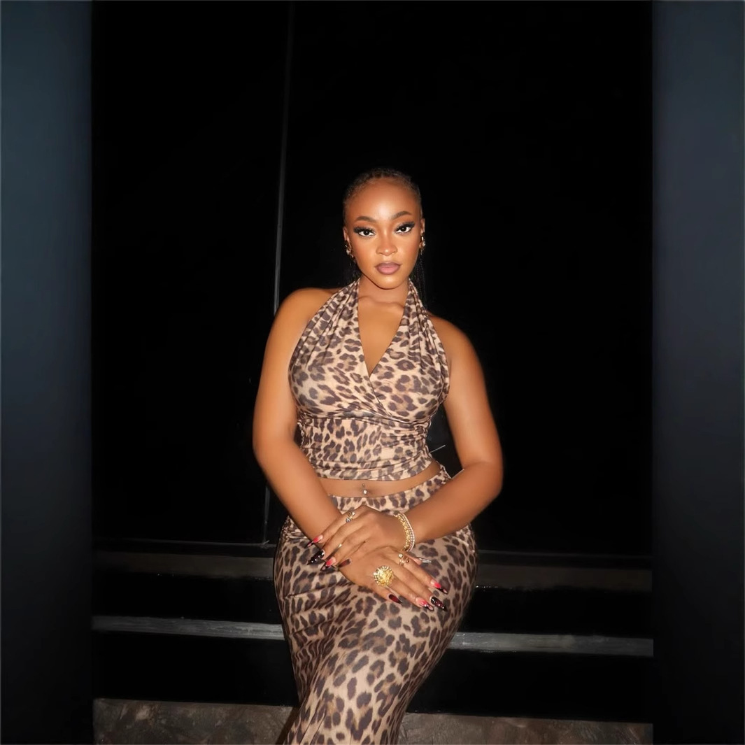 2025S Designer Women S Set New Fashionable Slim Fit Leopard Print Sexy Hanging Neck Short Vest Top Hip Hugging Long Skirt Set