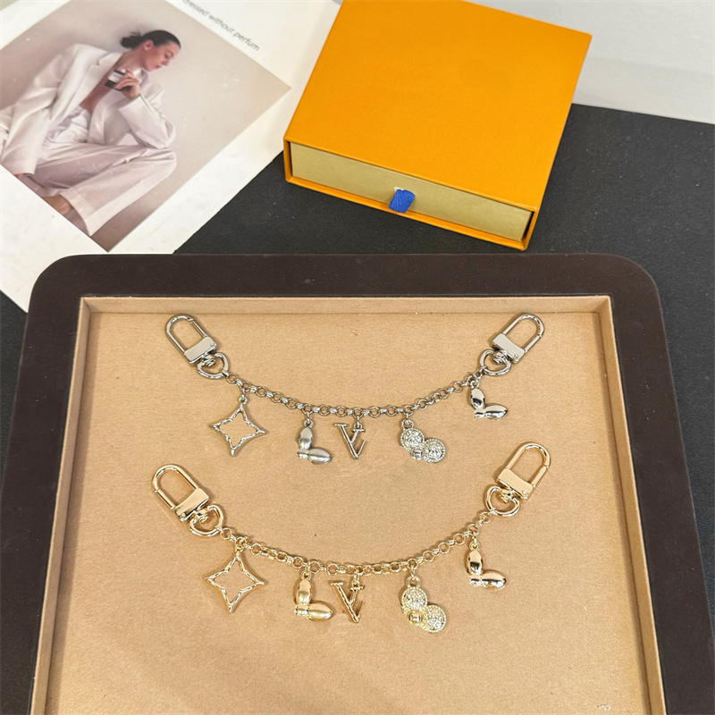 Keychains Lanyards Designer Keychains Gold Silver Metal Keychain Unisex Pendant Flower Keychain Fashion Accessory Car Keys Decoration With Gift