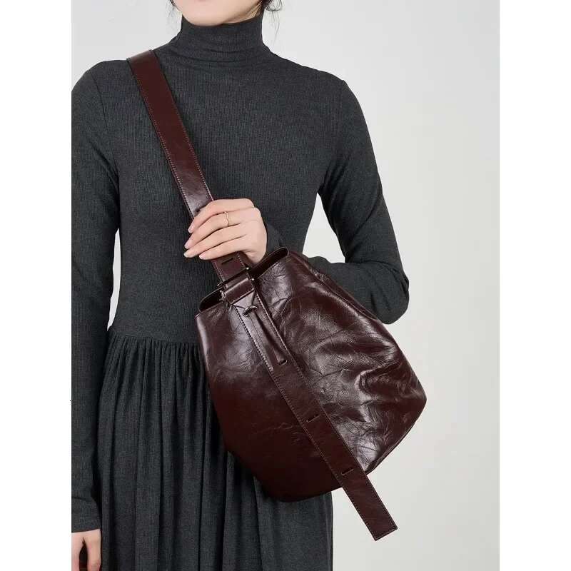 OEMG 2025 Spring And Summer Lazy Comfortable Fold Head Layer Cowhide Bucket Women's New Advanced Sense Tote Bag Leather