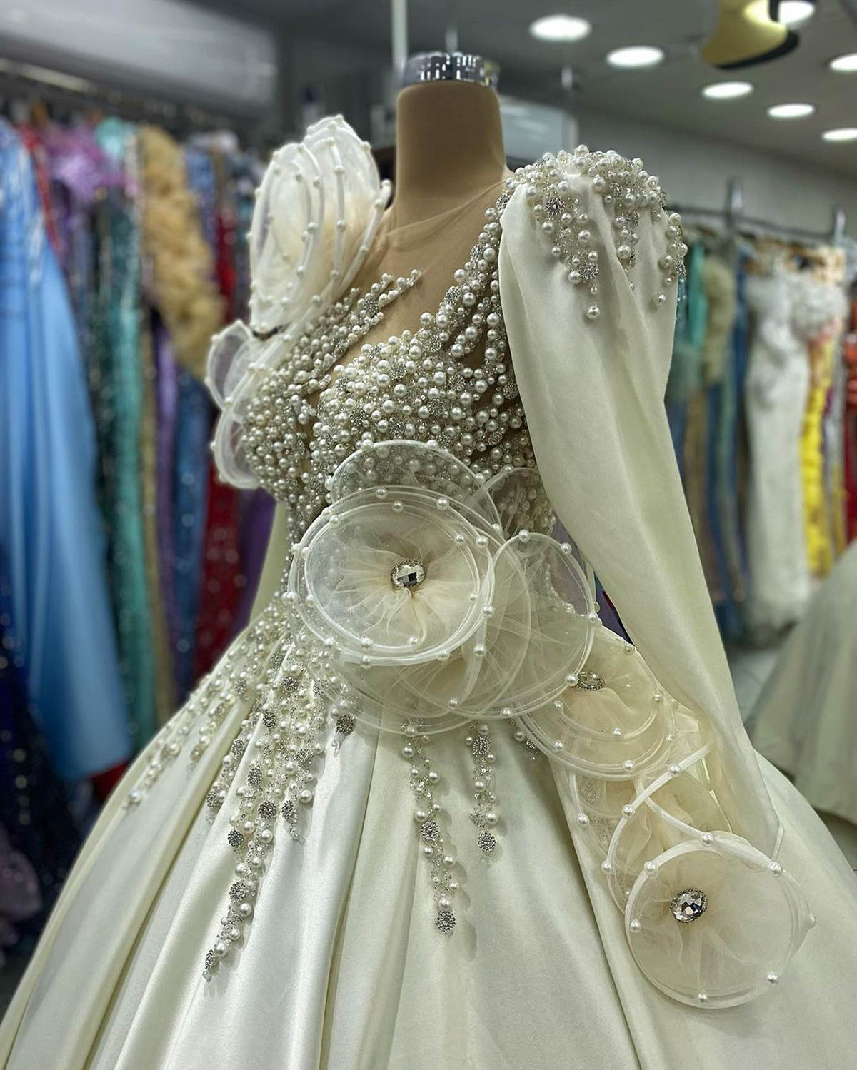 Crystals Gorgeous Ball Gown Wedding Dresses Shining Sequins Appliques Pearls Chapel Gown Backless Custom Made Plus Size Bridal Gown Vestidos De Novia