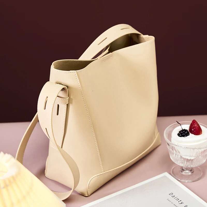 Fashionable New Hand-Held Shoulder Genuine Leather Women's Bag, Large Capacity Commuting Solid Color Bucket Bag