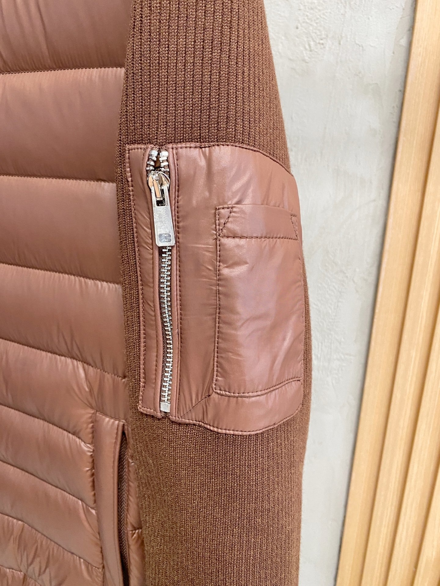 The latest knitted down jacket is windproof, warm, and offers excellent value for money. It is filled entirely with goose down.