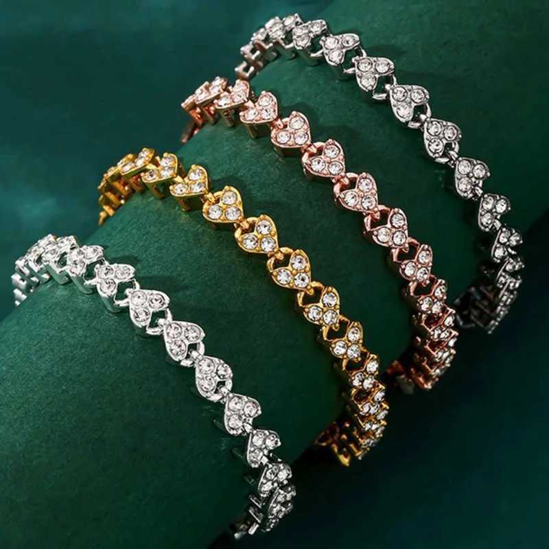 Simple Heart-shaped Bracelet for Women Fashionable Four-color Hip-hop Chain Bracelet Trendy Accessory Suitable for Daily WearT251110