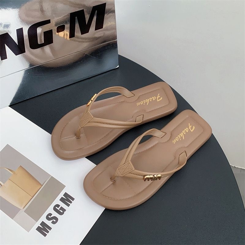 Designer's new fashion flip-flops women's shoes 2025 summer hot selling niche retro all-match outside wear clip toe a variety of colors
