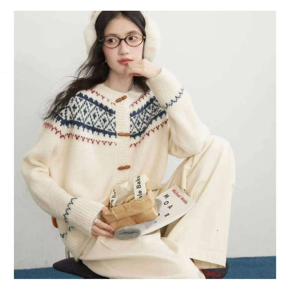 Retro Red Christmas Jacquard Sweater For Women 2025 Autumn/Winter New Collection With Horn Button Design Round Neck Cardigan Designer Sweater Women