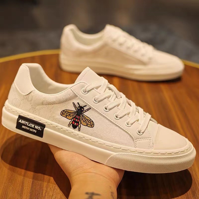 New men's shoes summer breathable casual sports fashion shoes men's trend canvas board shoes small bee shoes 2025s hot