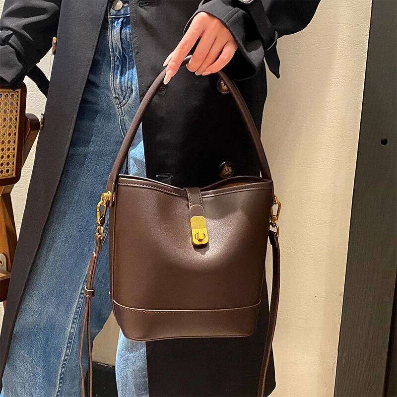 Genuine leather women's light luxury niche high-end bucket bag, 2025 fashionable versatile single shoulder crossbody bag