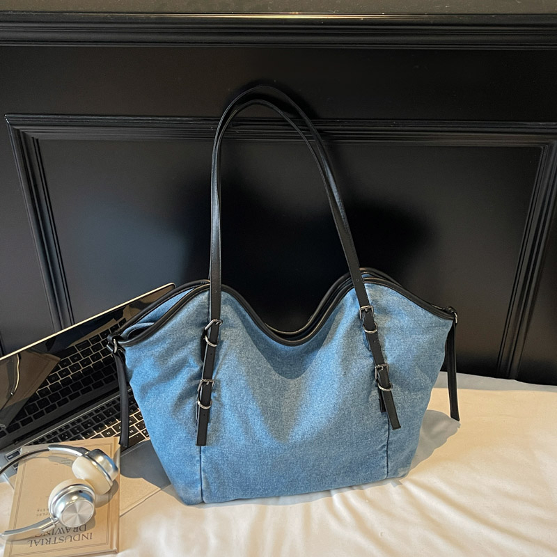 Winter new women's retro high-end wide shoulder bag, casual versatile crossbody bag, high-end commuting leisure bag, shopping bag, versatile wome